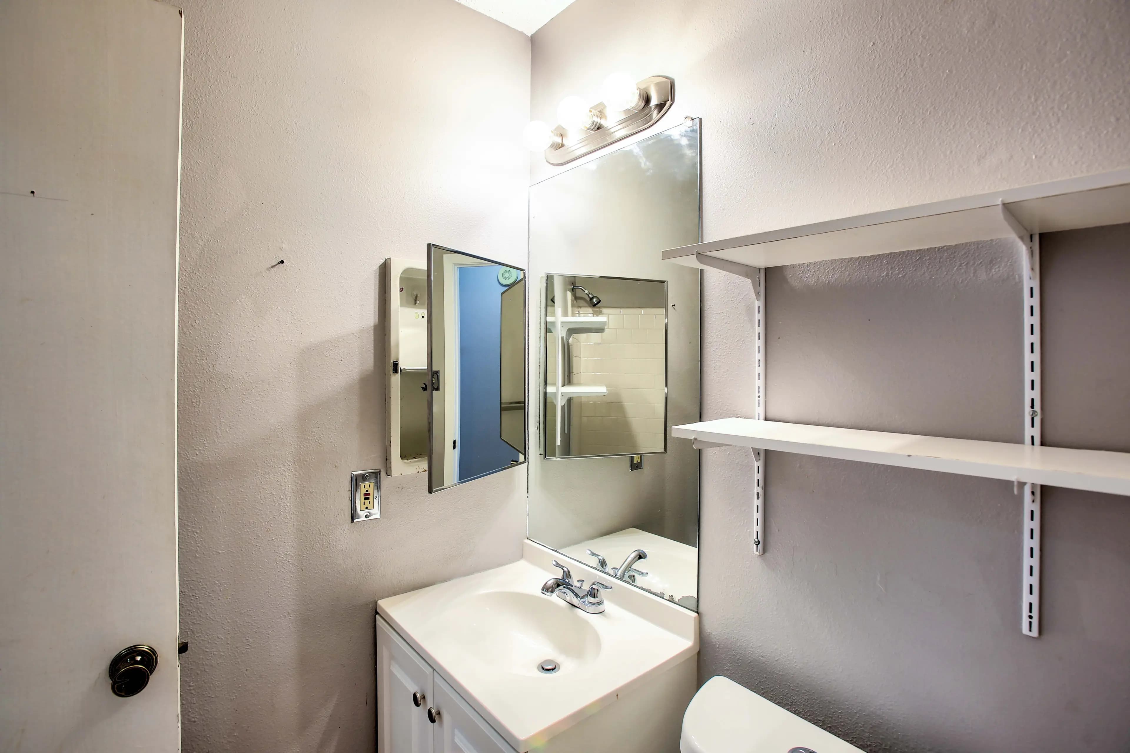 Bath 2 — Water damage, mold risk